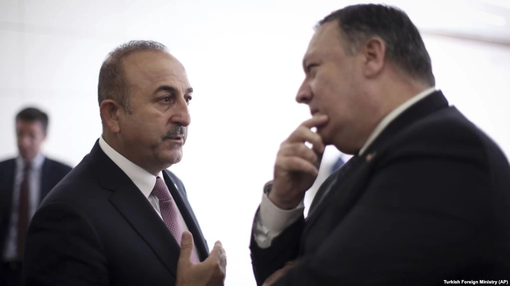 Ψυχρολουσία από Πομπέο σε Τσαβούσογλου: «Απελευθερώστε άμεσα όλους τους Αμερικανούς»  – Οι ΗΠΑ «γονατίζουν» την Άγκυρα